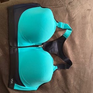 Front zip Victoria Secret sports bra size 38DDD NEVER WORN